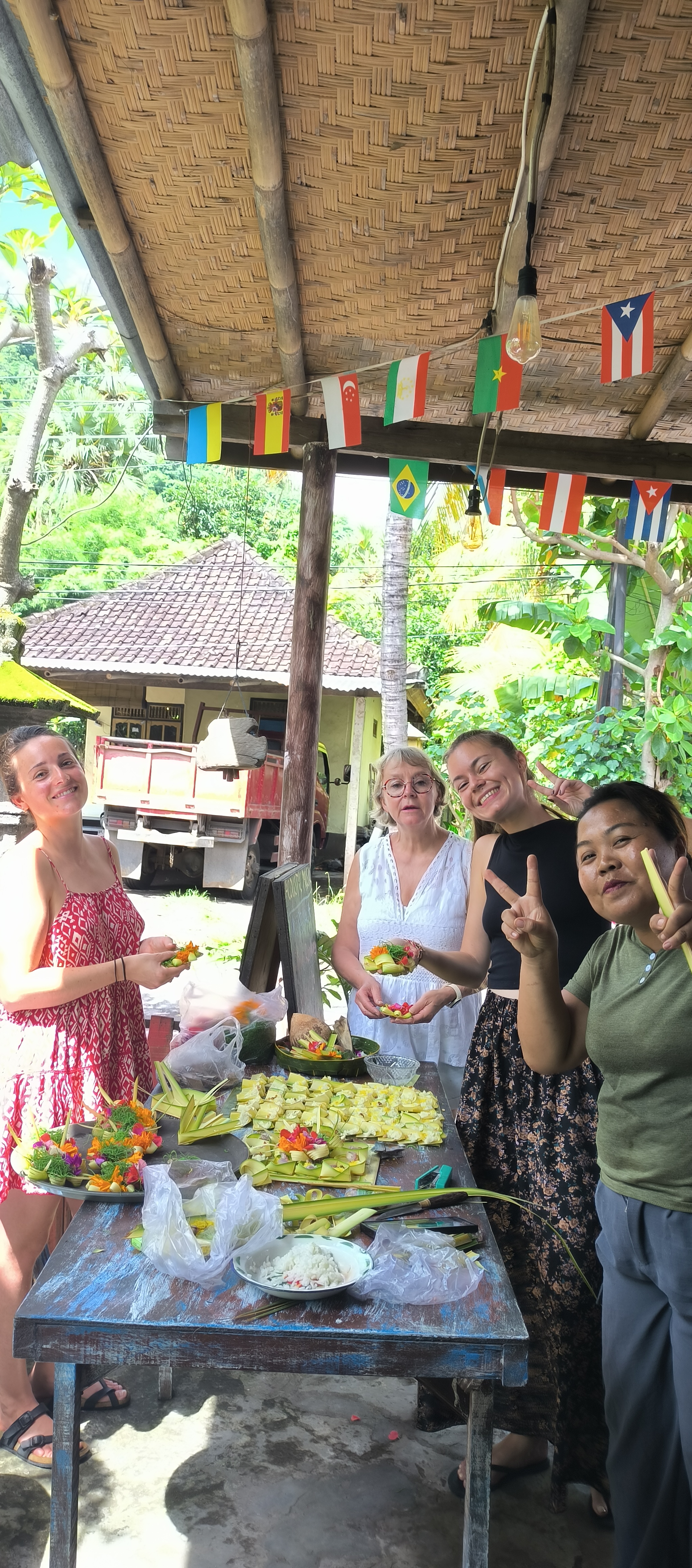 Louise, Pascale, Julie et Iluh fabriquant des offrandes