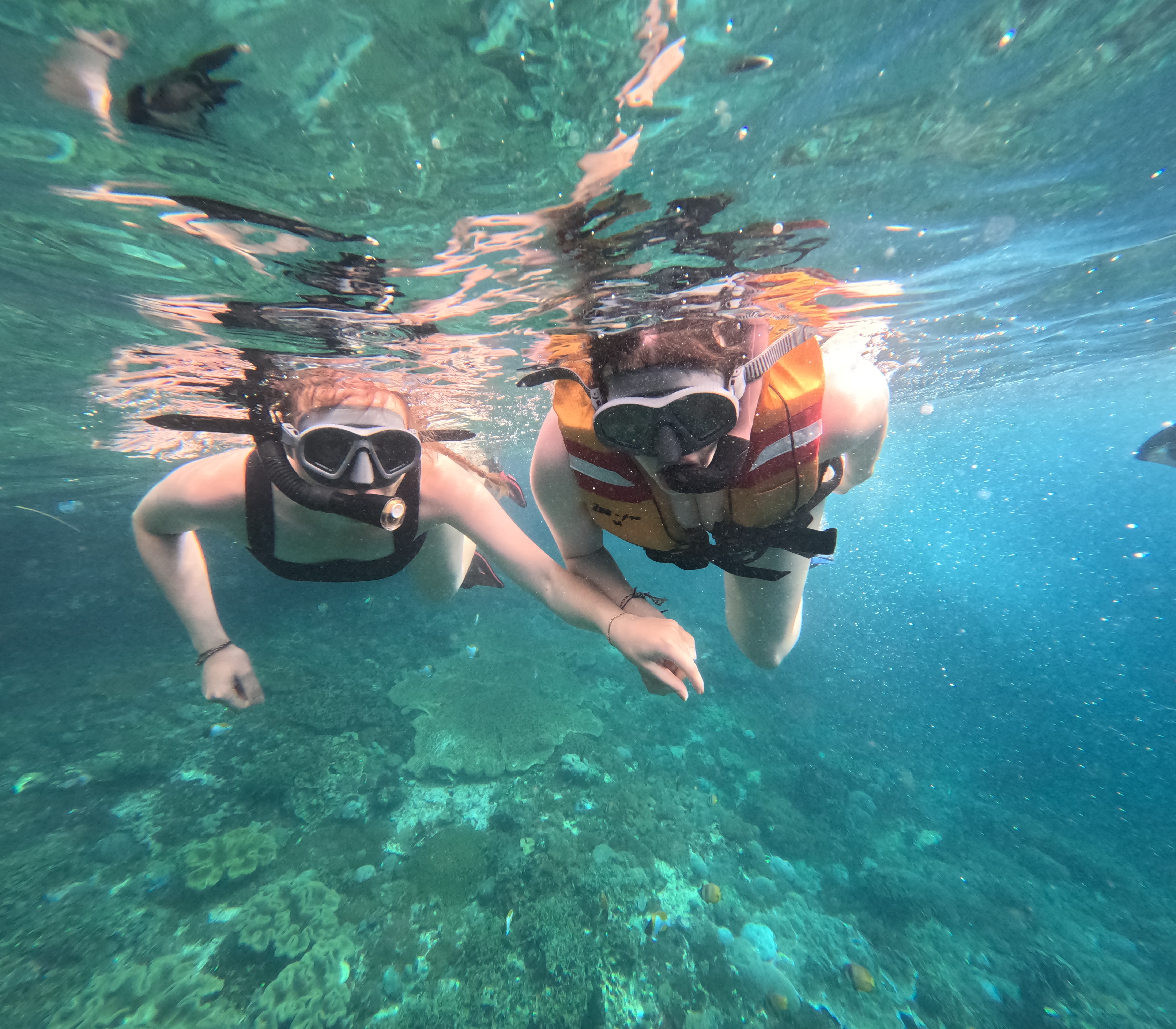 Salomé et Julie en sortie snorkeling