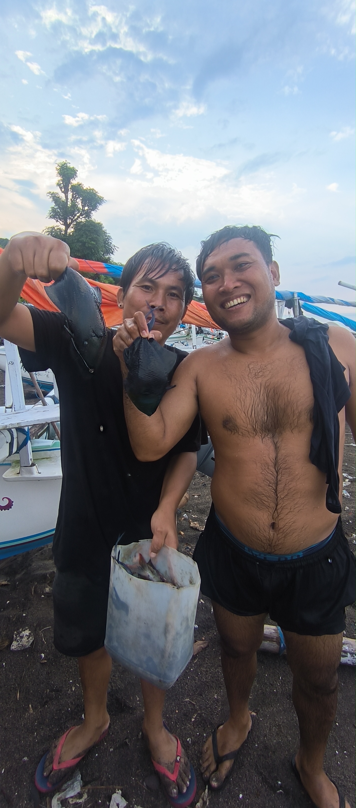 Retour de pêche avec Putu et Kawi